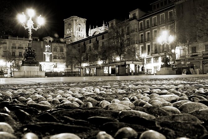 Granada: Ciudad oscura. - Starting at Plaza Bib-Rambla near the Cathedral