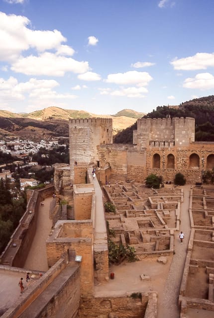Granada: Combo Alhambra, Albaicín, and Sacromonte Tour - What the Guide Adds to the Day