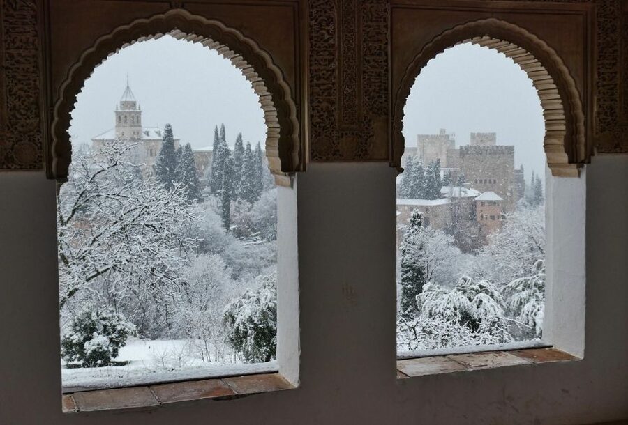 Granada: Fast-Track Alhambra & Nasrid Palaces Guided Tour - Generalife Gardens And The Role Of Water
