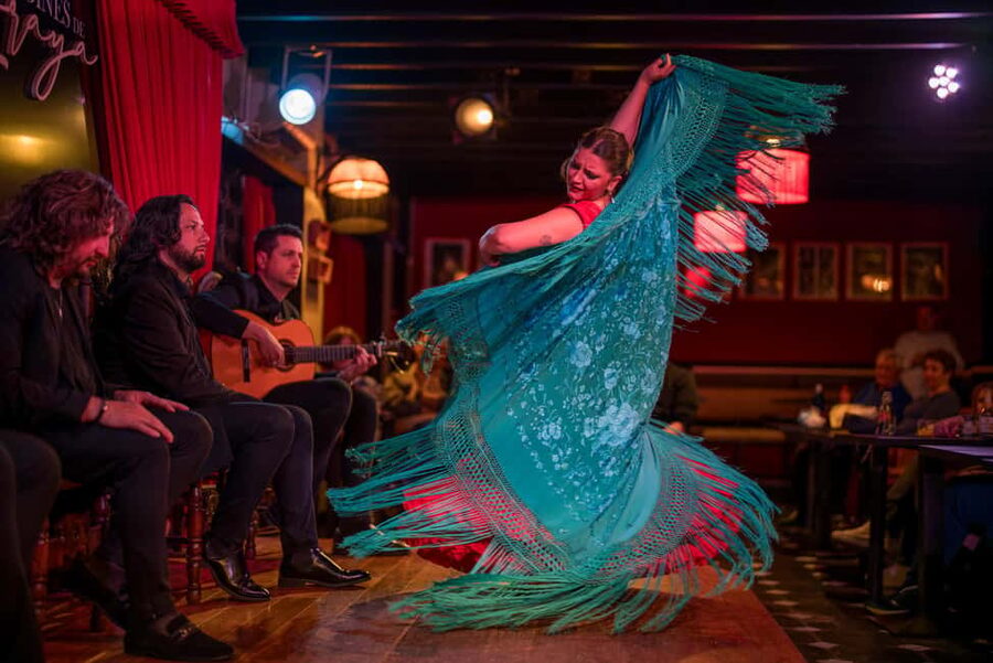 Granada: Flamenco Show with Dinner at Jardines de Zoraya - Key points at a glance