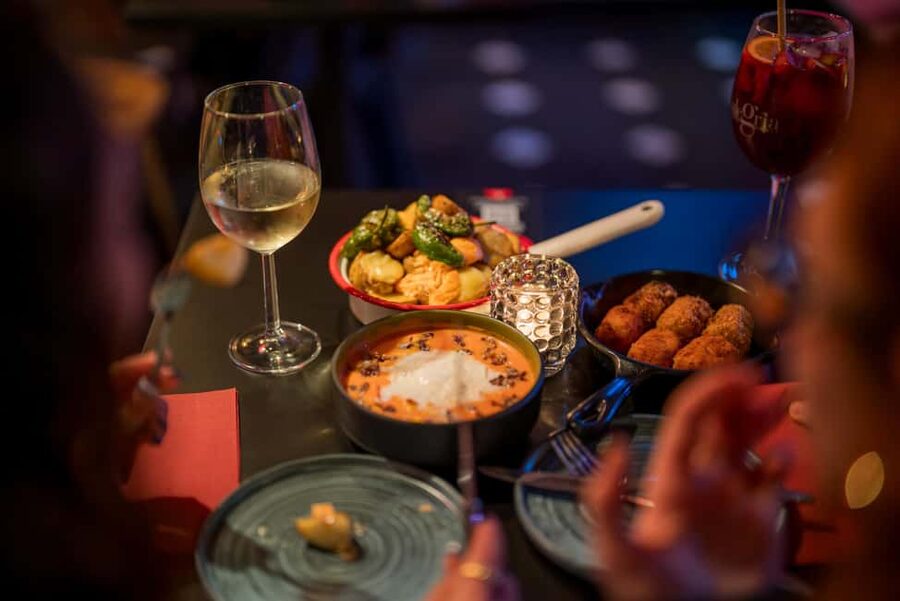 Granada: Flamenco Show with Dinner at Jardines de Zoraya - What the Jardines de Zoraya evening feels like