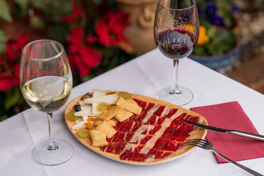 Granada: Flamenco Show with Dinner at Jardines de Zoraya - Who will enjoy this most
