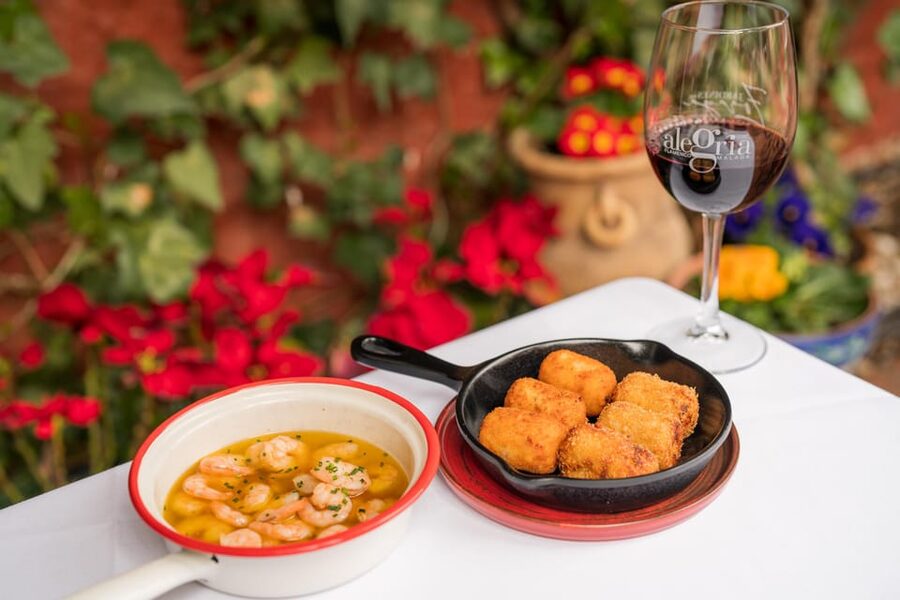 Granada: Flamenco Show with Dinner at Jardines de Zoraya - Dinner in the garden or dining room