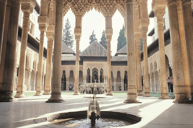 Granada full day: La alhambra completa + el Albaicin y Sacromonte - The Albaicín brings Moorish Granada down to street level