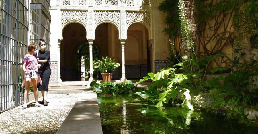 Granada: Gardens of Carmenes Guided Tour - Carmen de los Mártires: statues, ponds, and a grand opening