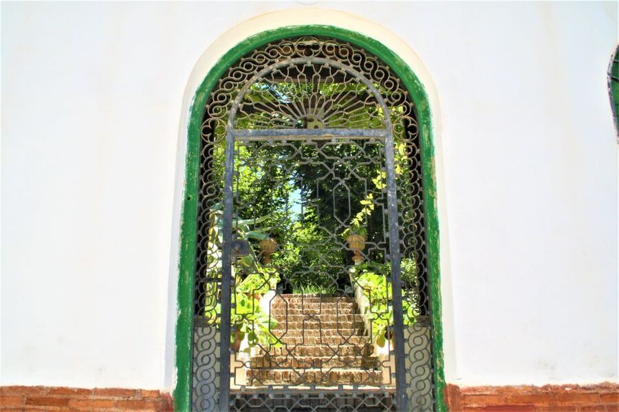 Granada: Gardens of Carmenes Guided Tour - Starting near the Hotel Washington Irving
