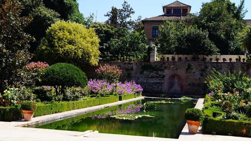 Granada: Gardens of the Alhambra and Generalife Regular Tour - Two hours, small groups, and the pace