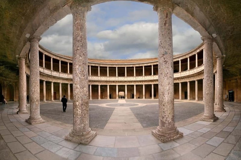 Granada: Gardens of the Alhambra and Generalife Regular Tour - The old Muslim medina and its layered past