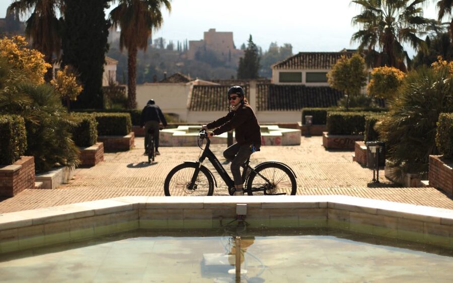 Granada: Highlights & Viewpoints eBike Tour with Tapas Break - Downtown streets and the tapas pause