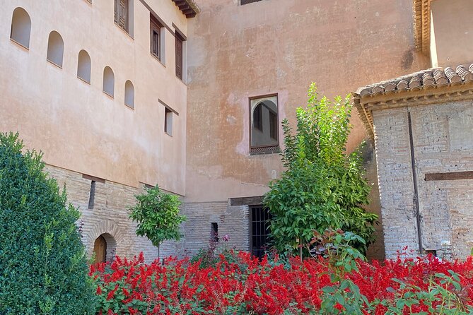 Granada Private Alhambra Tour includes Nazaries Palaces - What a private guide adds to the visit