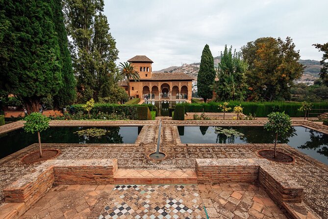 Granada Private Alhambra Tour includes Nazaries Palaces - Carlos V Palace and the clash of two eras