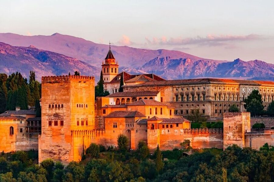 Granada: Private custom tour with a local guide - Why a private walk helps in Granada