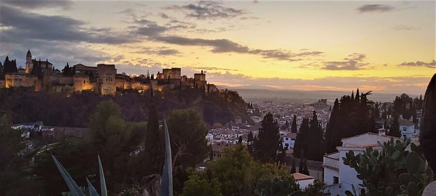 Granada: Private Tour of Albaicín, Sacromonte and Viewpoints - Stopping at the viewpoints
