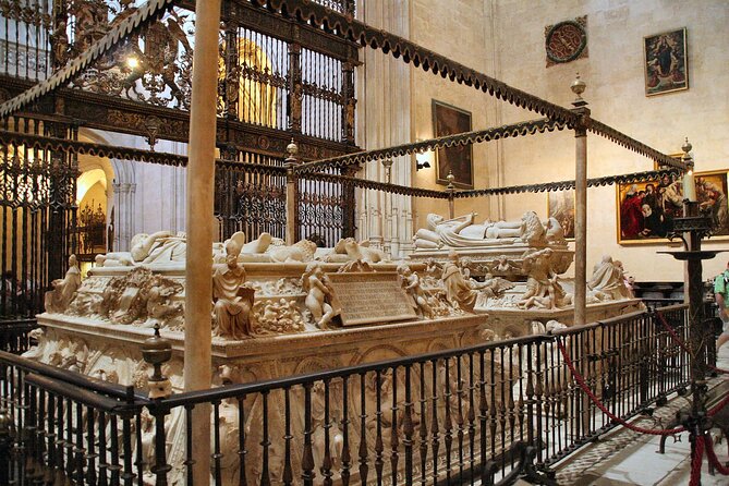 Granada: Royal Chapel guided walking tour - Walking through the Alcaicería’s former silk market