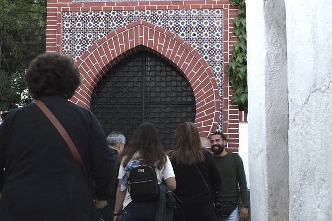 Granada's Hidden Treasures: Albayzin and Sacromonte Walking Tour - Paseo de los Tristes: an easy finish
