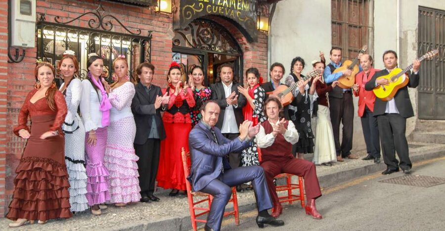 Granada: Sacromonte Caves Flamenco Show with Dinner - A One-Hour Flamenco Show at Close Range