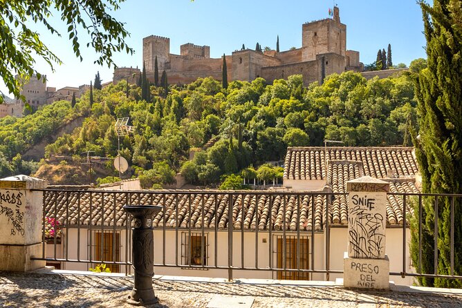 Granada Scavenger Hunt and Sights Self-Guided Tour - Alcaicería and Granada’s old bazaar quarter