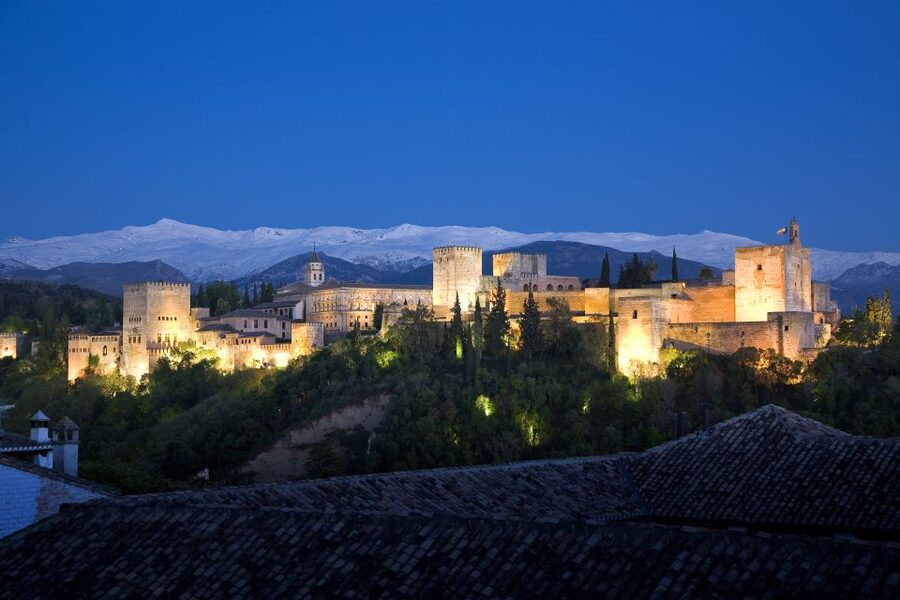 Granada: The Alhambra and Nasrid Palaces Guided Night Tour - Why the Alhambra feels different after dark