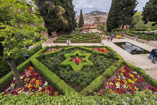 Granada, Visit Alhambra with Nasrid palaces, gardens and Alcazaba - Alcazaba and the view toward Albaicín