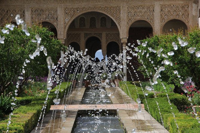 Group tour: the Alhambra of Granada - Fountains and gardens add a different rhythm