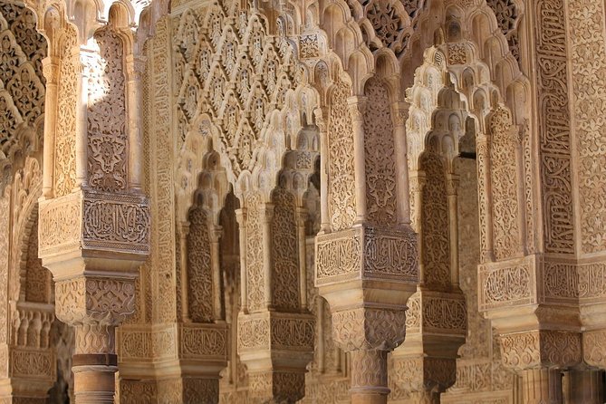 Group tour: the Alhambra of Granada - Skip-the-line entry and the first minutes inside