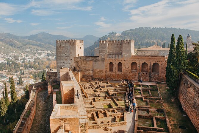 Guided tour of La Alhambra with tickets included - Who will get the most from this experience?