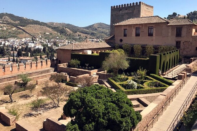 Guided tour of the Alhambra: Generalife and its gardens - Palace of Charles V: a Renaissance circle inside a square