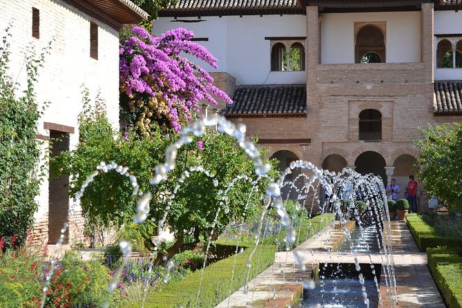 Guided tour of the Alhambra: Generalife and its gardens - Alcazaba: the Alhambra’s military foundation