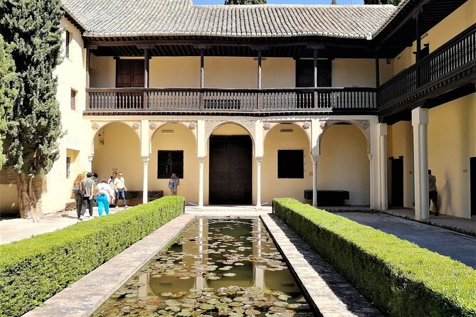 Guided tour The Nasrid Life - Meeting the guide at Plaza Nueva