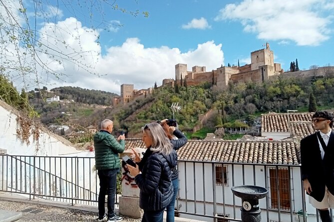 Guided Walking Tour with Panoramic Views and Terraces of Granada - The guide and the importance of clear communication