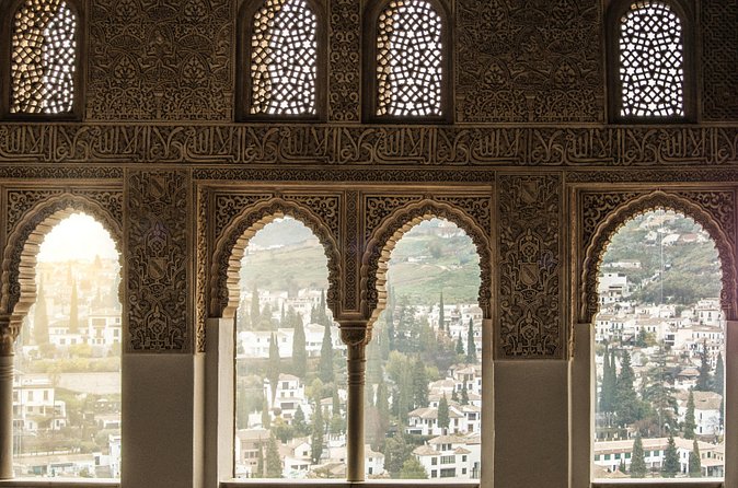 Private 3-hour Alhambra tour with tickets - A private format changes the pace