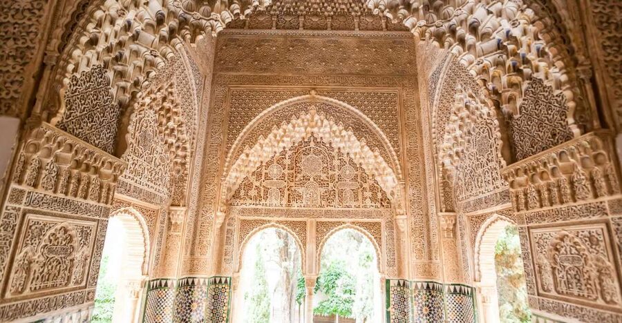Private tour in all complete complex of Alhambra with ticket - Charles V Palace and the Christian Chapter