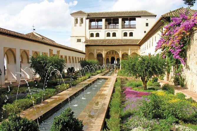 Private Tour of the Alhambra to travel back in time. NO TICKETS - Why a private Alhambra guide can change the visit