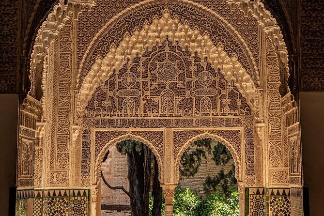 Private Tours Alhambra : Tickets & Tour Guide & Skip-the-Line - What the guide adds to the experience