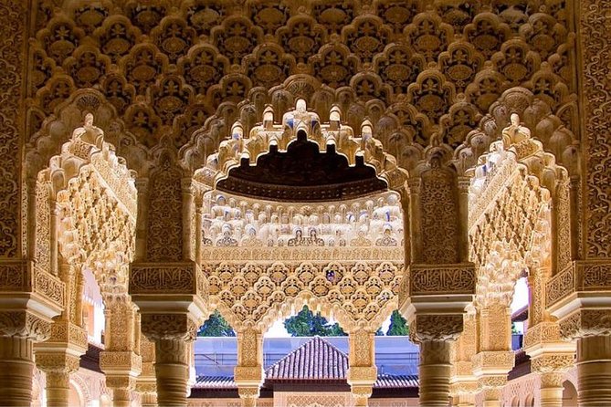 Skip the line: Alhambra Palace and Generalife Gardens Private Guided Tour - What the private format is worth