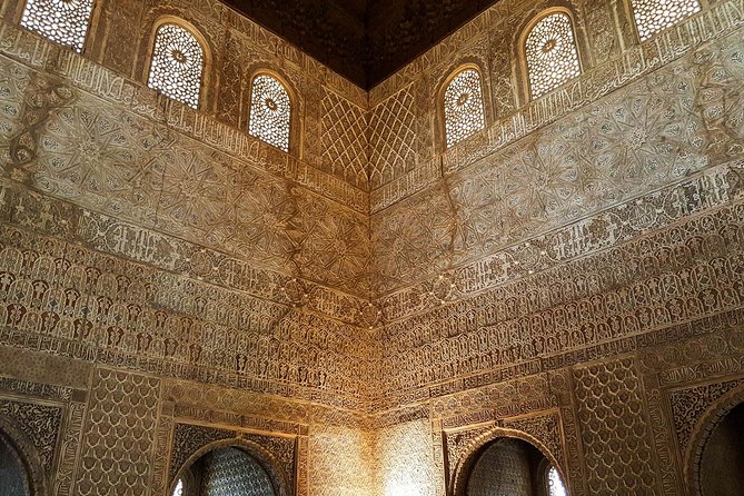 Skip the line: Alhambra Palace and Generalife Gardens Private Guided Tour - The Nasrid Palaces and the Court of the Lions