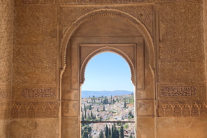 Small group visit to the Alhambra with tickets included - Arabic calligraphy and the details above your head