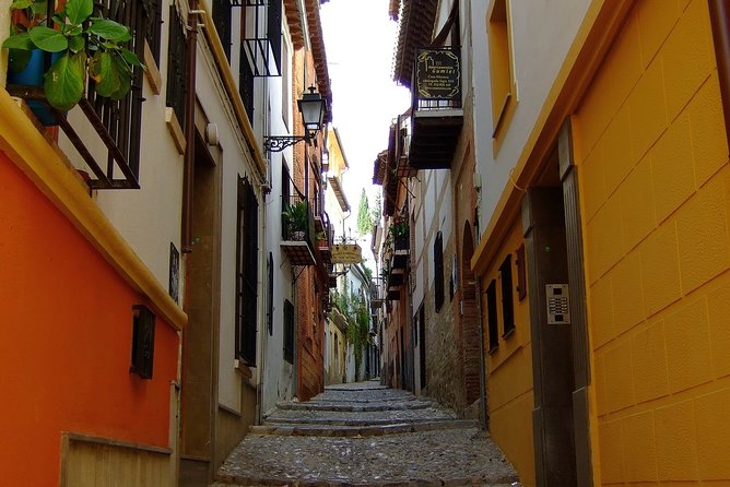 Sunset Walking Tour in Albaicín & Sacromonte - The guides make the difference