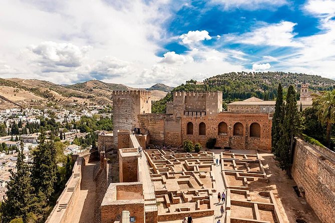 Tickets included: Alhambra Tour (Gardens, Alcazaba, Generalife) - Why the live guide matters