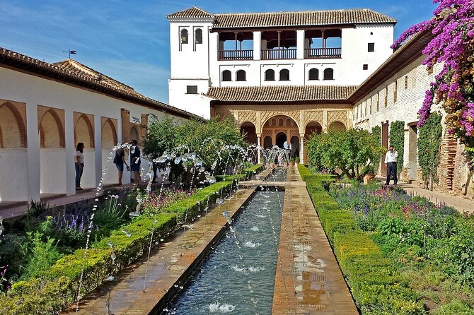 Walking tour in Alhambra, Nasrid Palaces and Generalife - The Generalife gardens are a gentle first act