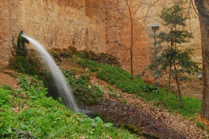 Water paths. Private adventure and history tour - Along the eastern wall of the Alhambra