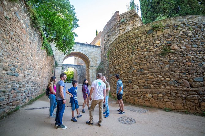 Water paths. Private adventure and history tour - Silla del Moro and the climb for the view