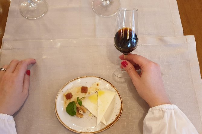 Wine Tasting in Granada - What the small group changes
